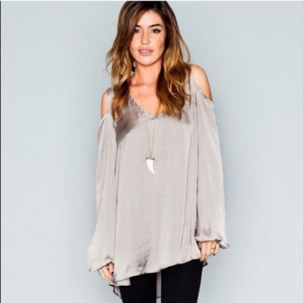 Show Me Your MuMu Light Gray Cold Shoulder Blouse. 

GUC SIZE L